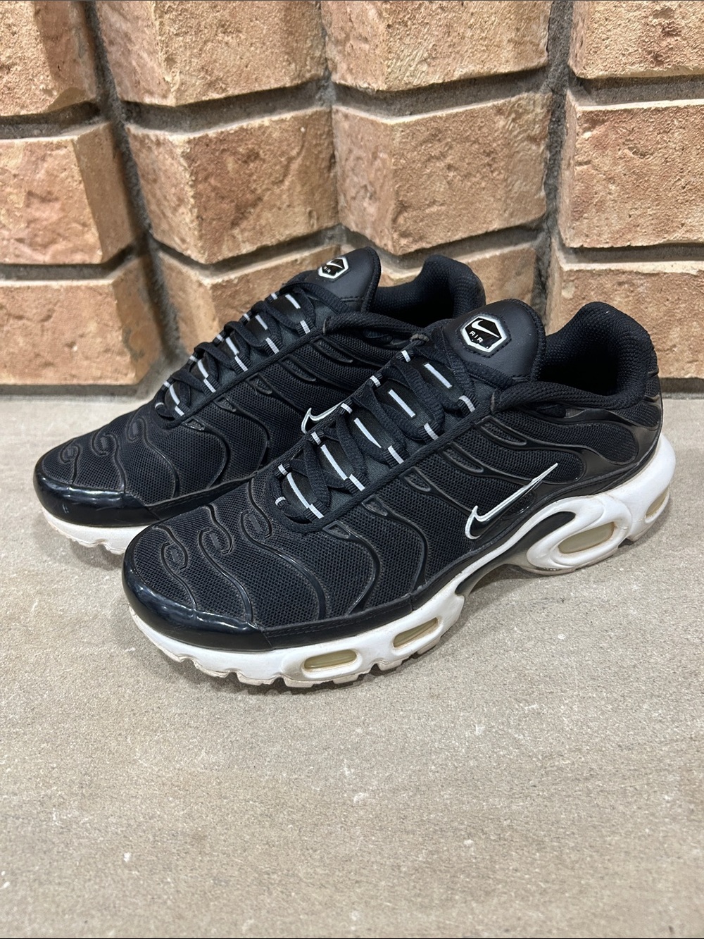 Nike Air Max Plus TN Women’s size 7.5 Black White DM2362-001